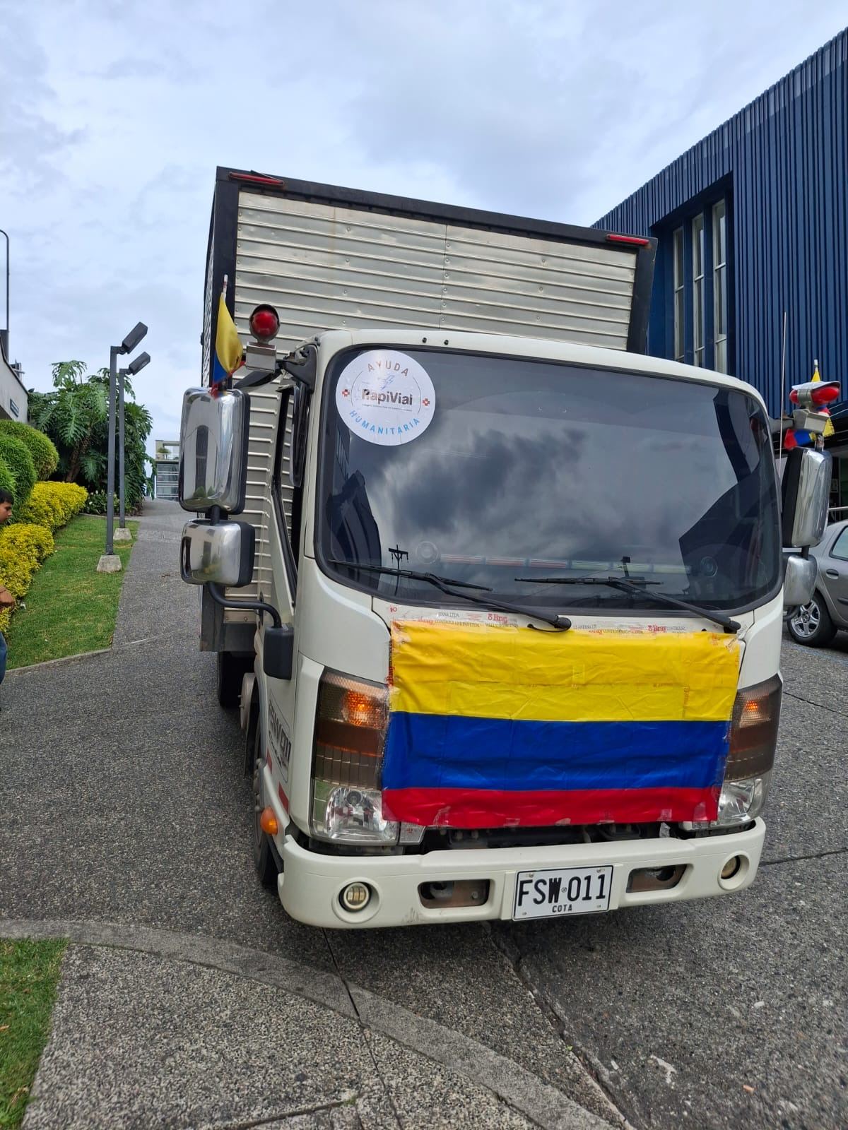 Camión de donaciones decorado con la bandera de Colombia, listo para salir hacia las zonas afectadas.