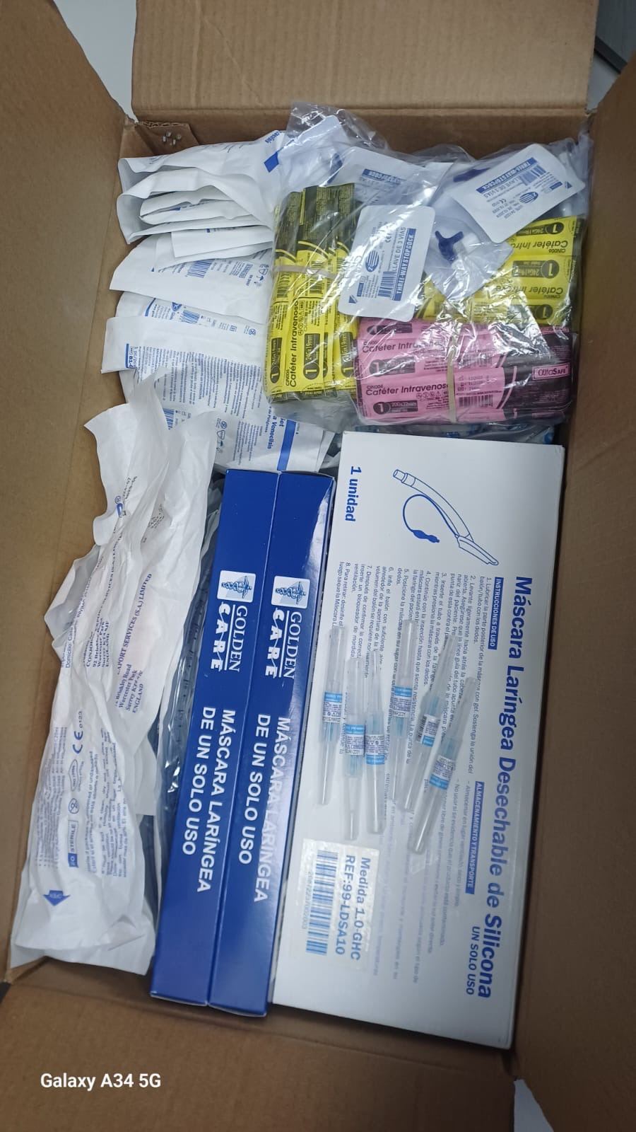 Caja abierta con máscaras laríngeas, catéteres y otros insumos médicos donados.