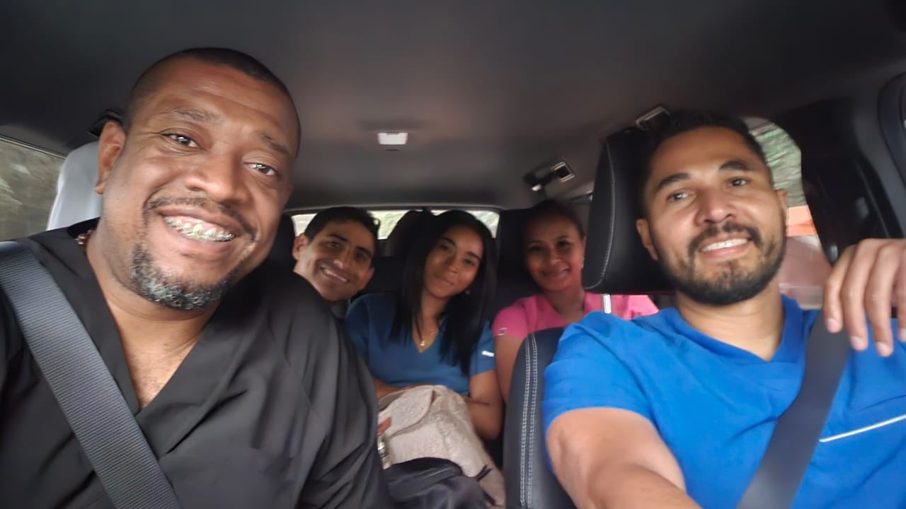Equipo de médicos voluntarios en camino a las zonas afectadas por el terremoto.