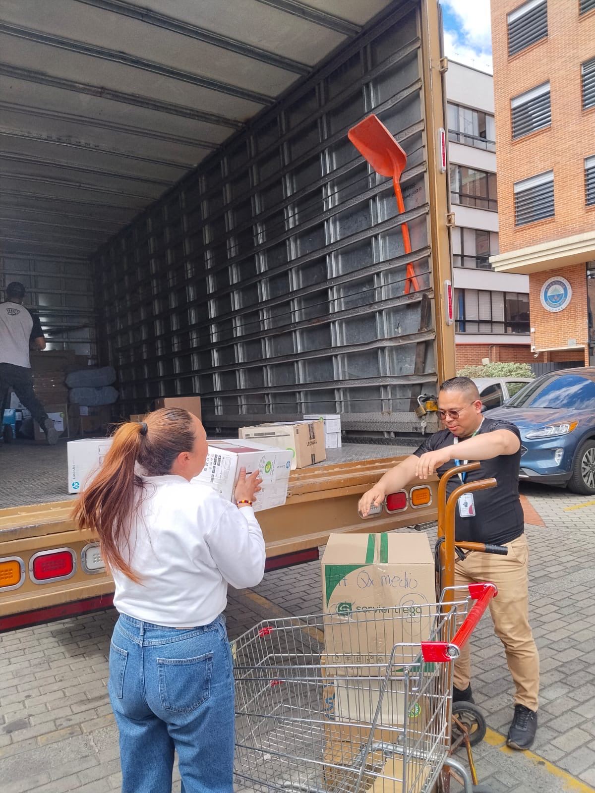Voluntarios cargando cajas de donaciones en un camión.